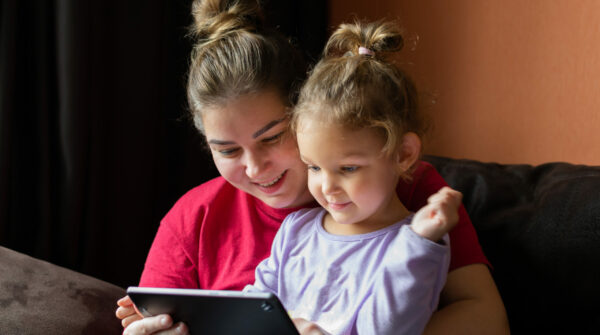 Moeder dochter kijken op iPad
