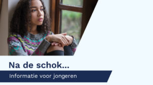 Plaatje van een jongere die uit het raam staart met de tekst Na de schok... informatie voor jongeren. Deze afbeelding is ook gebruikt op de voorkant van de folder.